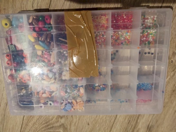 Boite avec perle et autres pour bijoux en bon état