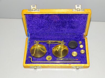 -BOITE BALANCE DE CHANGEUR COMPLETE AVEC DIFFERENTS POIDS MADE IN INDIA XXe   D