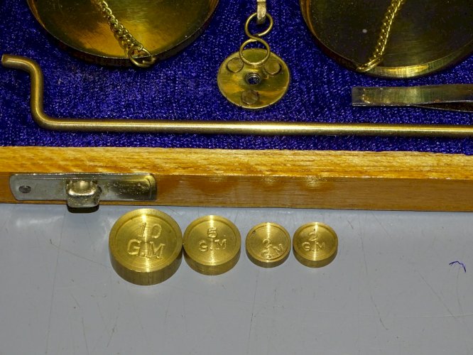 -BOITE BALANCE DE CHANGEUR COMPLETE AVEC DIFFERENTS POIDS MADE IN INDIA XXe   D