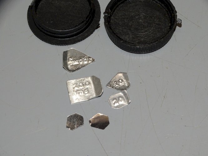 -BOITE BALANCE DE CHANGEUR COMPLETE AVEC DIFFERENTS POIDS MADE IN INDIA XXe   D