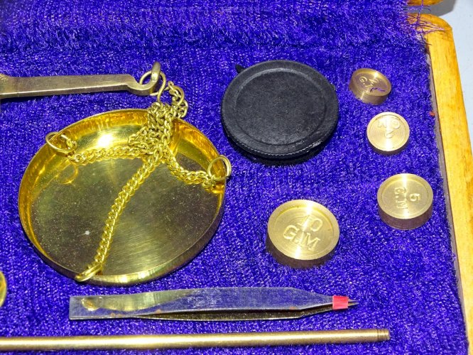 -BOITE BALANCE DE CHANGEUR COMPLETE AVEC DIFFERENTS POIDS MADE IN INDIA XXe   D