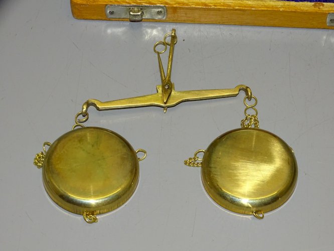 -BOITE BALANCE DE CHANGEUR COMPLETE AVEC DIFFERENTS POIDS MADE IN INDIA XXe   D