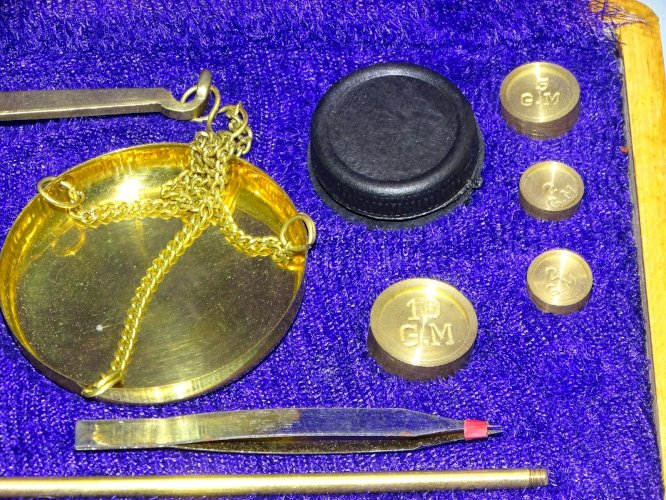 -BOITE BALANCE DE CHANGEUR COMPLETE AVEC DIFFERENTS POIDS MADE IN INDIA XXe   D