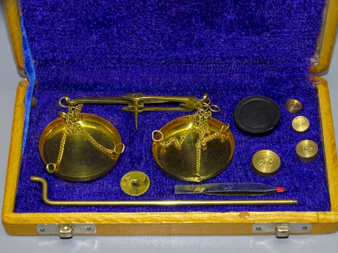 -BOITE BALANCE DE CHANGEUR COMPLETE AVEC DIFFERENTS POIDS MADE IN INDIA XXe   D