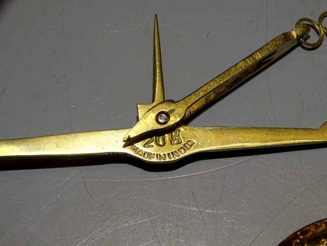 -BOITE BALANCE DE CHANGEUR COMPLETE AVEC DIFFERENTS POIDS MADE IN INDIA XXe   D