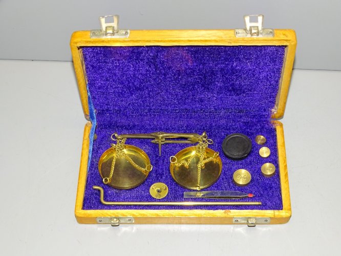 -BOITE BALANCE DE CHANGEUR COMPLETE AVEC DIFFERENTS POIDS MADE IN INDIA XXe   D