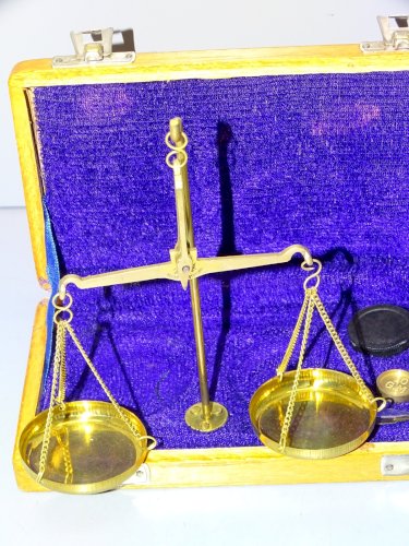 -BOITE BALANCE DE CHANGEUR COMPLETE AVEC DIFFERENTS POIDS MADE IN INDIA XXe   D