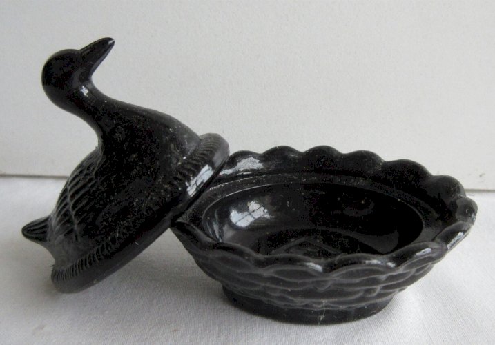 "boite barbotine Canard sur son nid, salière verre opaline noir brillant
