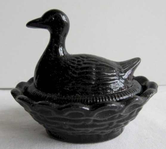"boite barbotine Canard sur son nid, salière verre opaline noir brillant