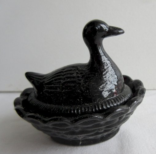 "boite barbotine Canard sur son nid, salière verre opaline noir brillant