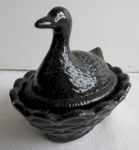 "boite barbotine Canard sur son nid, salière verre opaline noir brillant
