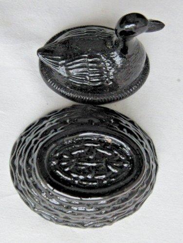 "boite barbotine Canard sur son nid, salière verre opaline noir brillant
