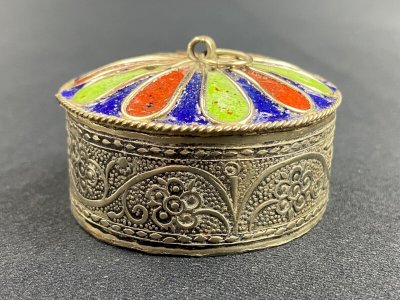Boite berbère en métal ciselé argentifère rehaussé d'émail polychrome