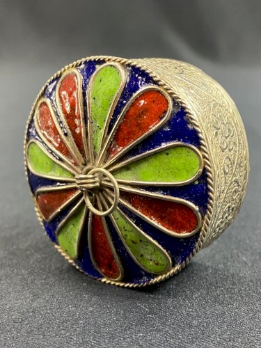 Boite berbère en métal ciselé argentifère rehaussé d'émail polychrome