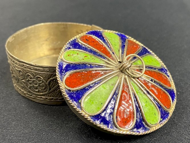 Boite berbère en métal ciselé argentifère rehaussé d'émail polychrome