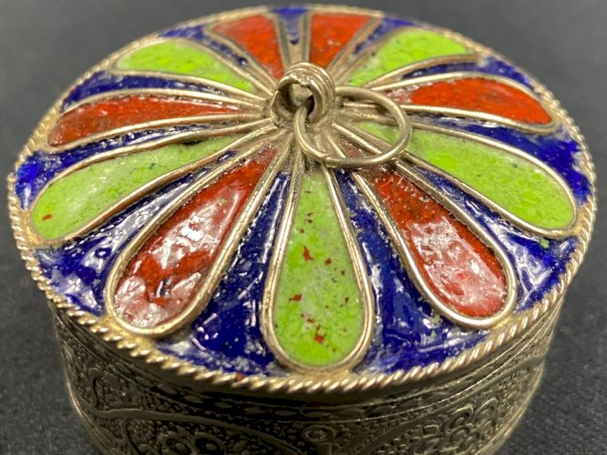 Boite berbère en métal ciselé argentifère rehaussé d'émail polychrome