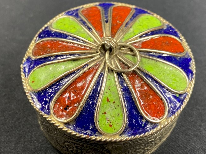 Boite berbère en métal ciselé argentifère rehaussé d'émail polychrome