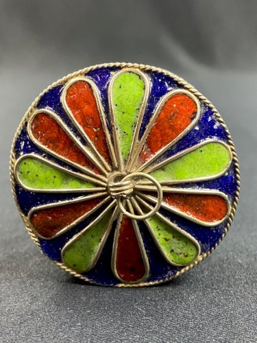 Boite berbère en métal ciselé argentifère rehaussé d'émail polychrome