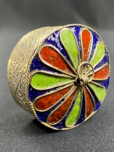 Boite berbère en métal ciselé argentifère rehaussé d'émail polychrome