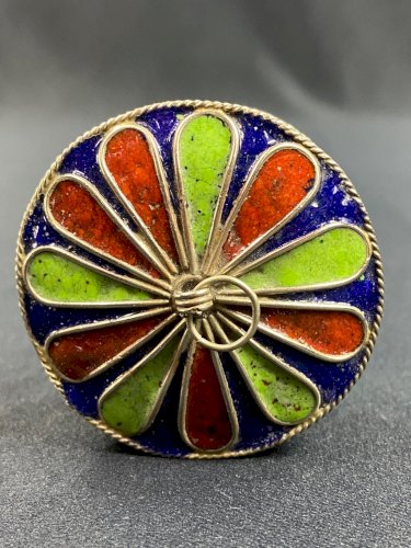 Boite berbère en métal ciselé argentifère rehaussé d'émail polychrome