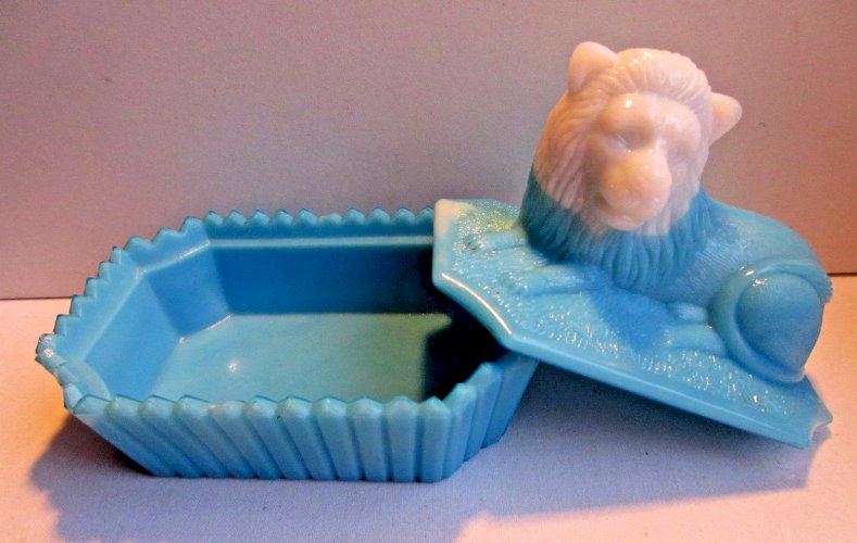 Boite Beurrier en opaline bleue et blanche, Lion couché, Vallérysthal - Portieux