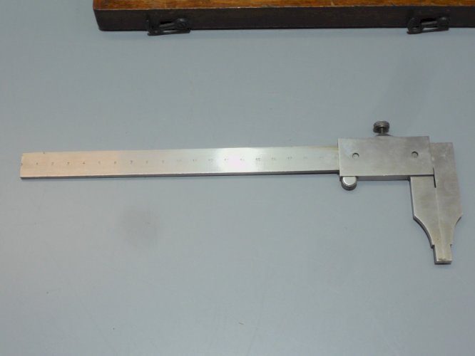 -BOITE BOIS avec PIED A COULISSE ANCIEN INOXYDABLE Métric 20°C gravé VANAVAL  D