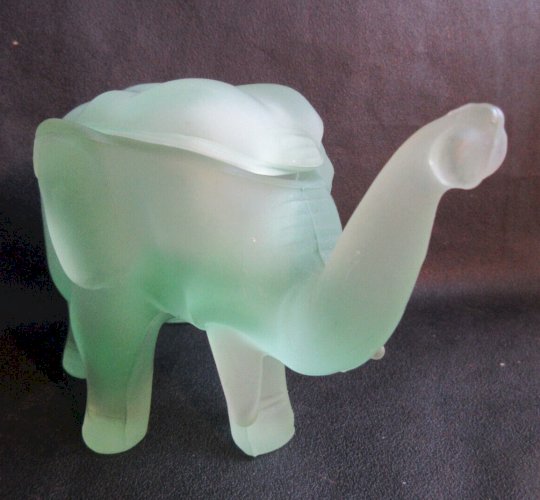Boite bonbonnière Art Déco en verre vert, Eléphant en marche