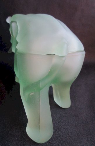 Boite bonbonnière Art Déco en verre vert, Eléphant en marche
