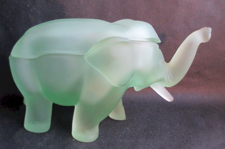 Boite bonbonnière Art Déco en verre vert, Eléphant en marche