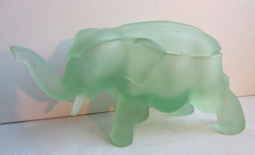 Boite bonbonnière Art Déco en verre vert, Eléphant en marche