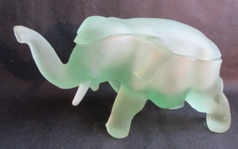 Boite bonbonnière Art Déco en verre vert, Eléphant en marche