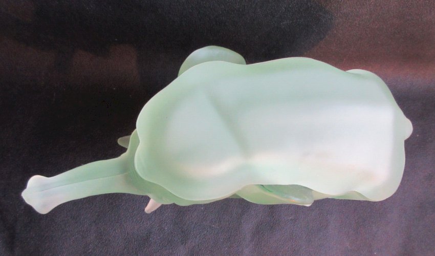 Boite bonbonnière Art Déco en verre vert, Eléphant en marche