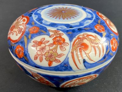 Boite bonbonnière en porcelaine Japon Imari fin XIXe