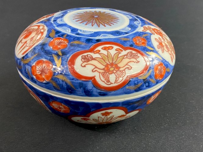 Boite bonbonnière en porcelaine Japon Imari fin XIXe