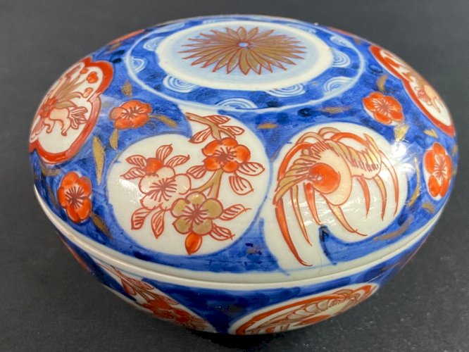 Boite bonbonnière en porcelaine Japon Imari fin XIXe