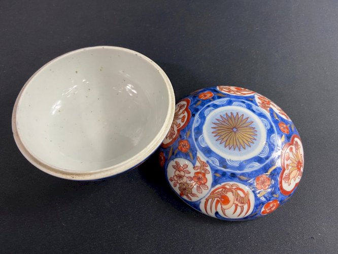 Boite bonbonnière en porcelaine Japon Imari fin XIXe