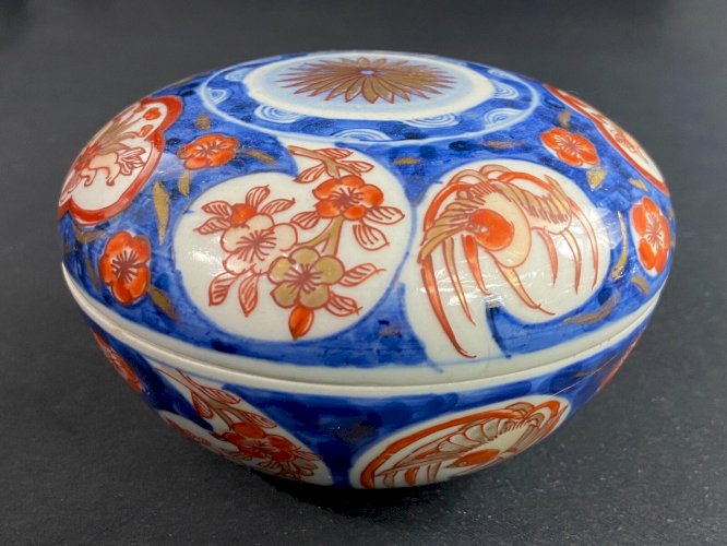 Boite bonbonnière en porcelaine Japon Imari fin XIXe