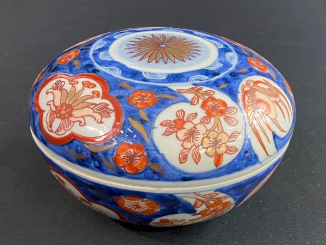 Boite bonbonnière en porcelaine Japon Imari fin XIXe