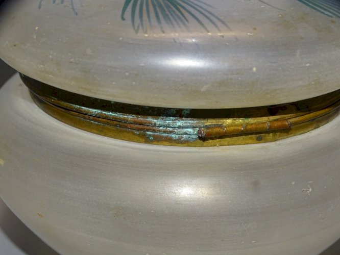 -BOITE BONBONNIERE VERRE OPAQUE Satiné COUVERCLE POMMES de PIN EMAILLEES  D