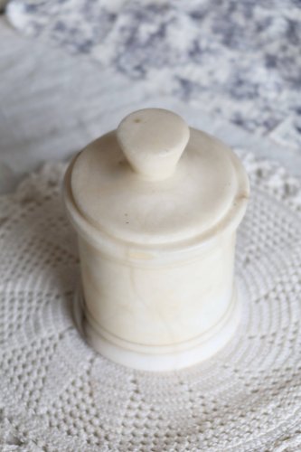 Boîte / bonbonnière vintage en marbre blanc crème avec couvercle