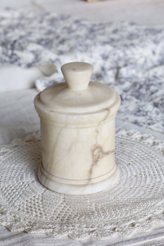 Boîte / bonbonnière vintage en marbre blanc crème avec couvercle