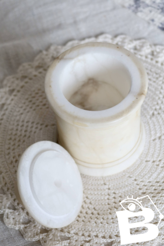 Boîte / bonbonnière vintage en marbre blanc crème avec couvercle