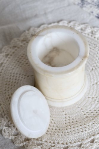 Boîte / bonbonnière vintage en marbre blanc crème avec couvercle