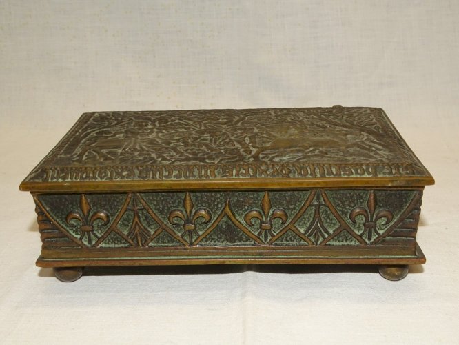 - BOITE BRONZE Signée MAX LE VERRIER SCENE DE CHASSE AU CERF AU MOYEN AGE   D