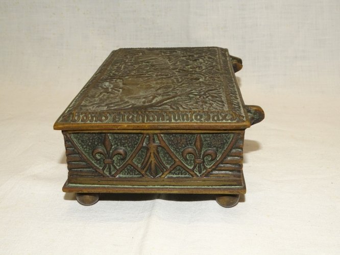 - BOITE BRONZE Signée MAX LE VERRIER SCENE DE CHASSE AU CERF AU MOYEN AGE   D