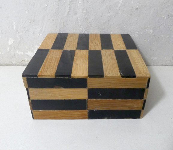 Boîte carrée vintage en bois bicolore design géométrique graphique art déco
