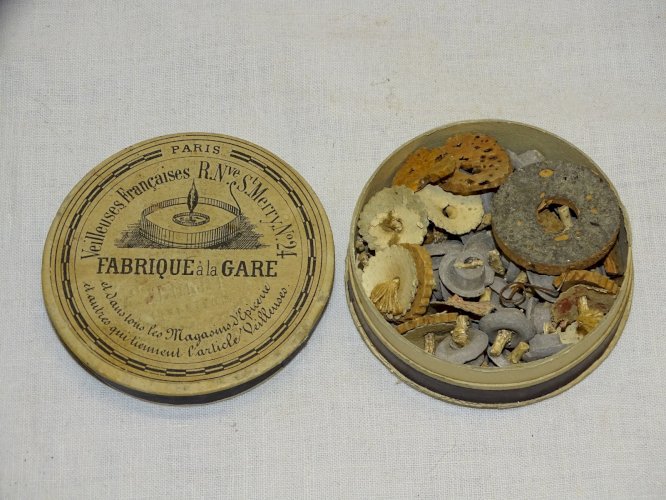 -BOITE CARTON VEILLEUSES Françaises JEUNET FABRIQUE A LA GARE  R Nve ST MERRY  D