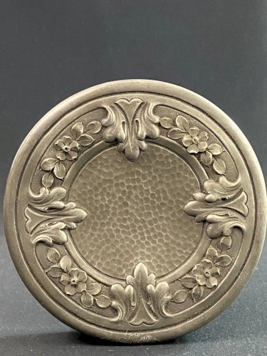 Boite circulaire en étain début XXe signée A. Villien