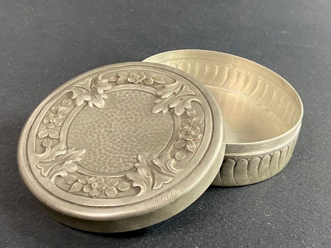 Boite circulaire en étain début XXe signée A. Villien