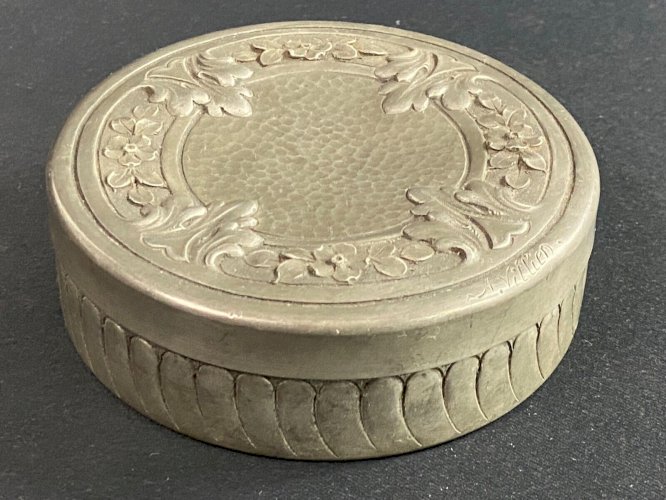 Boite circulaire en étain début XXe signée A. Villien